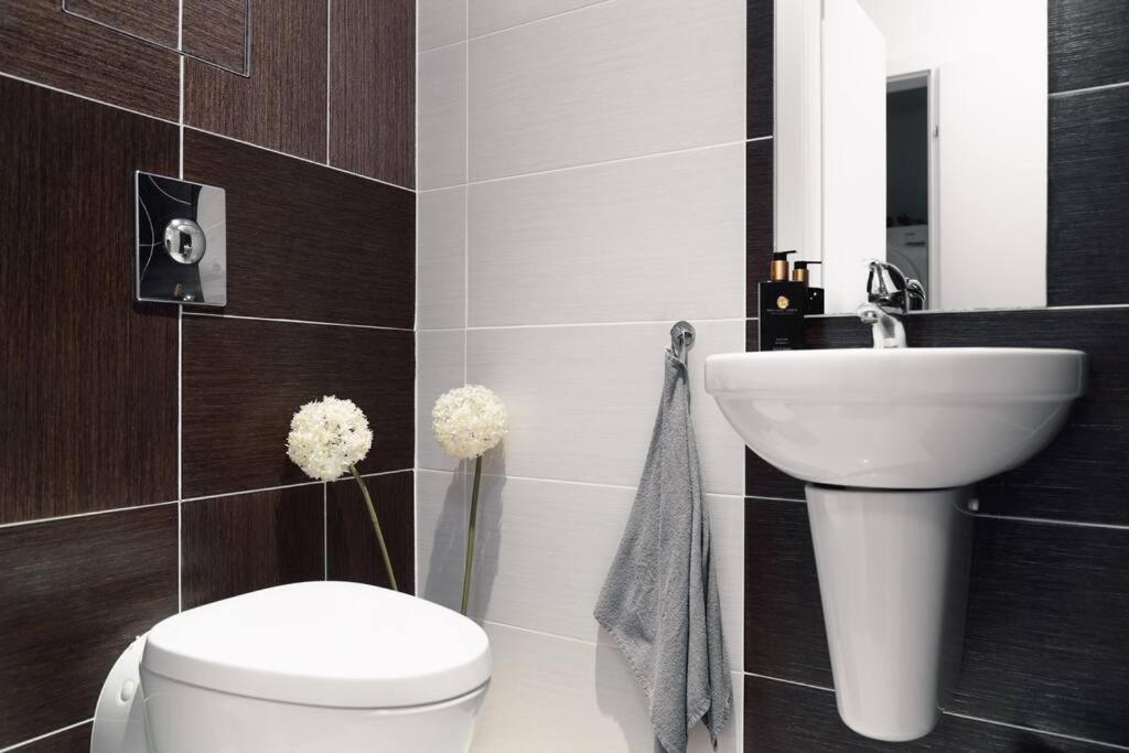 Prague Marina River View Apartment Close To City Centre Free Parking Esterno foto